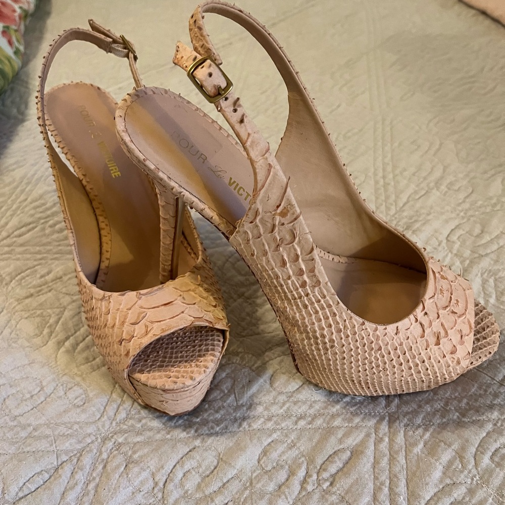 Beautiful nude colored snake skin heels. Very neutral. Excellent with any color.